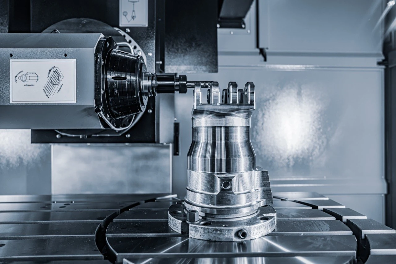 Precisiecomponent opgespannen in een CNC-machine