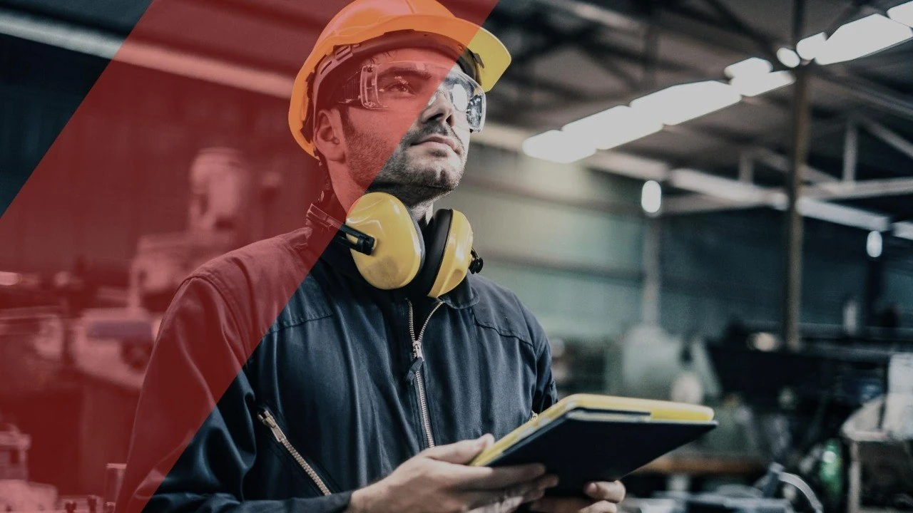 Technicus inspecteert een industriële installatie met een tablet