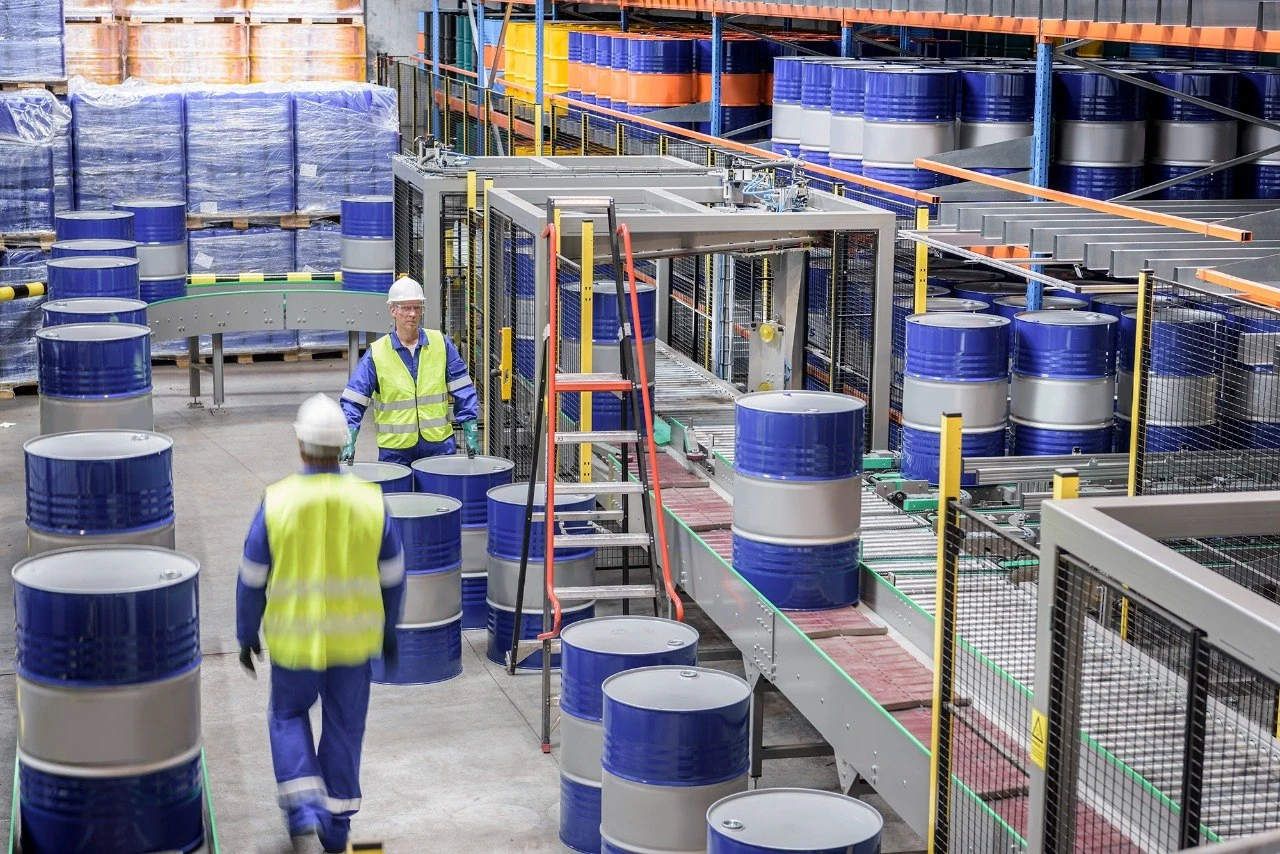Magazijn met industriële smeermiddelen en medewerkers