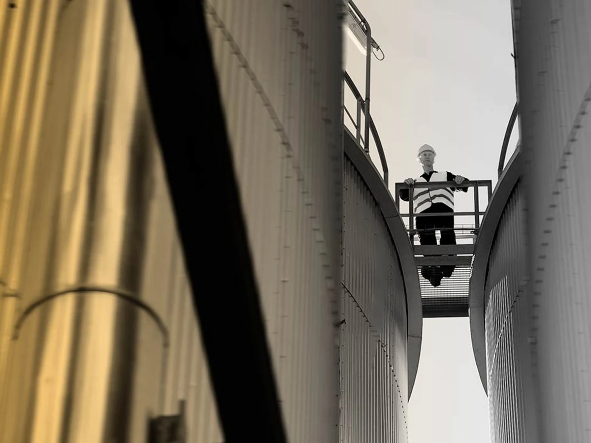 Werkvloer met doseerapparatuur voor het aanmaken van koelsmeermiddel